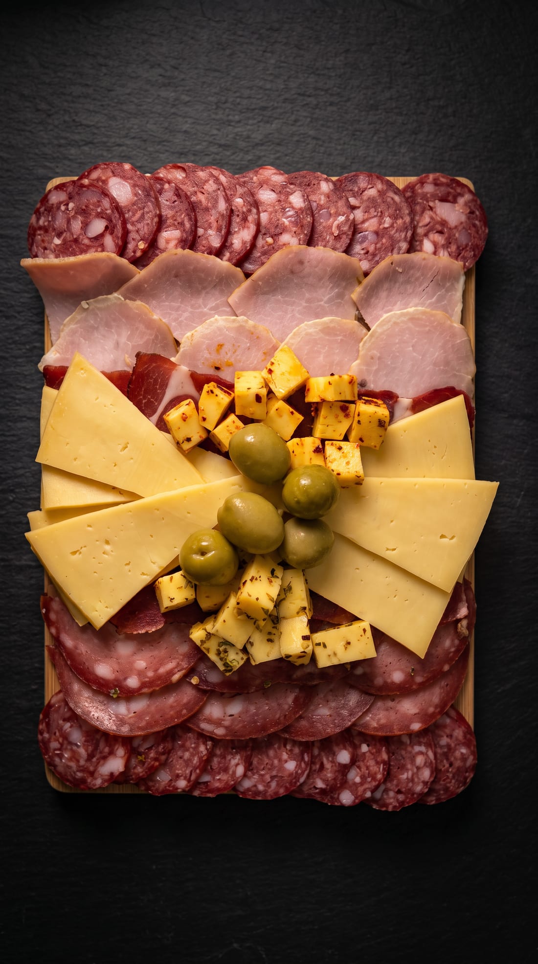 Picada artesanal para seis personas con fiambres, quesos y aceitunas